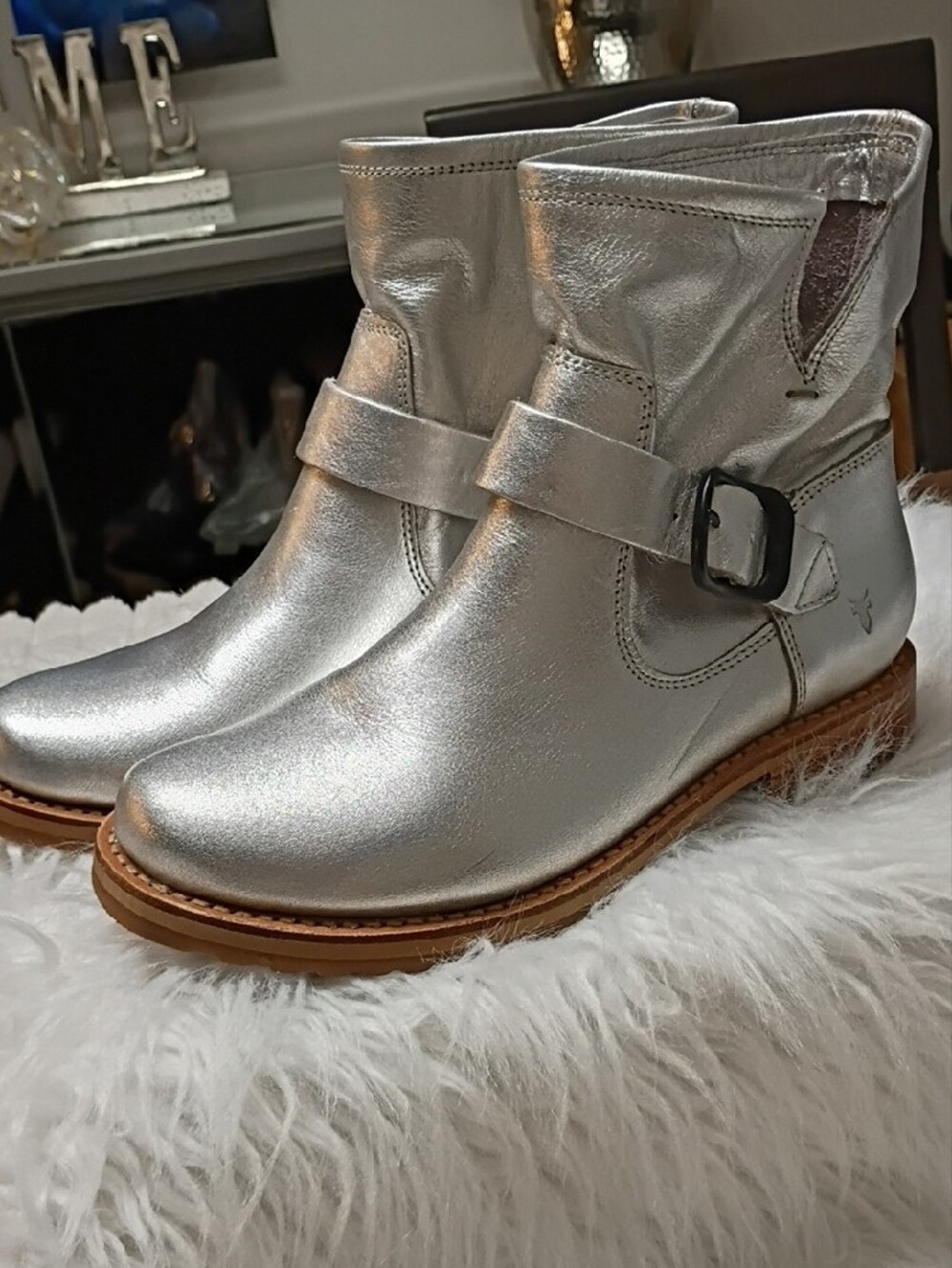 New Frye Veronica Silver Metallic Leather Ankle Flex Boots with Buckle Size 7.5 - Picture 3 of 16